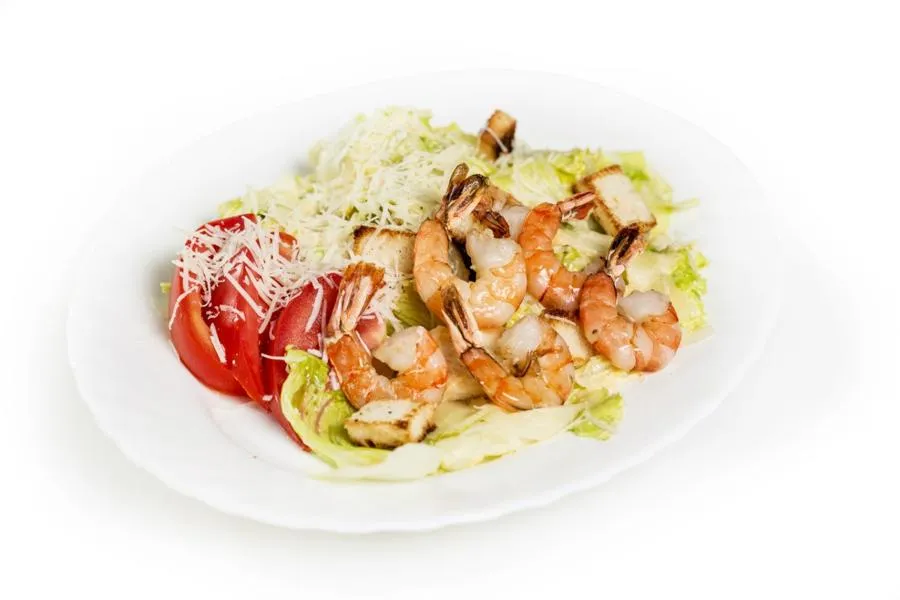 Цезарь с креветками салат