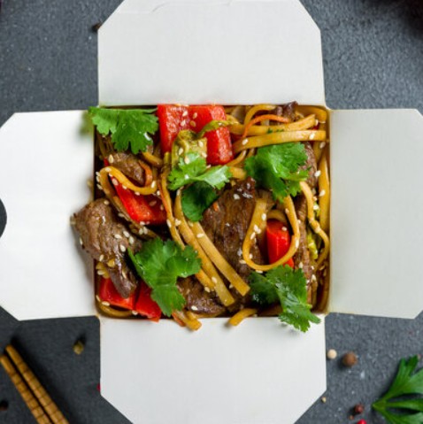 Wok по-китайски с говядиной и яичной лапшой