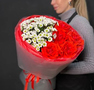 Яркий букет из ромашкой хризантемы и французской розы