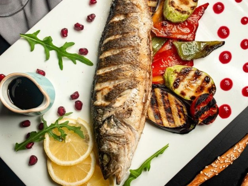 Форель жаренная с овощами гриль