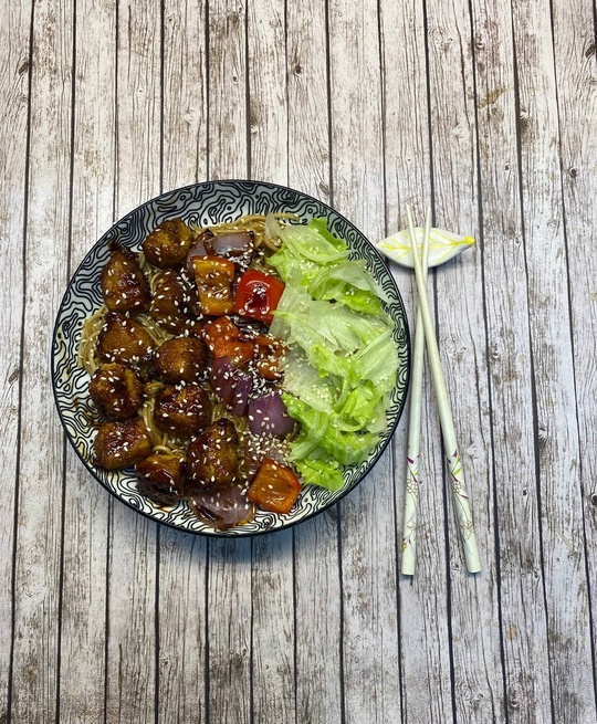 Боул с яичной лапшой и курицей терияки