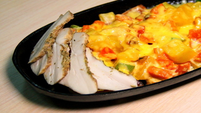 Горячая сковородка с курицей