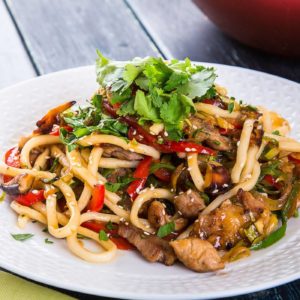 Удон с яичной лапшой и овощами