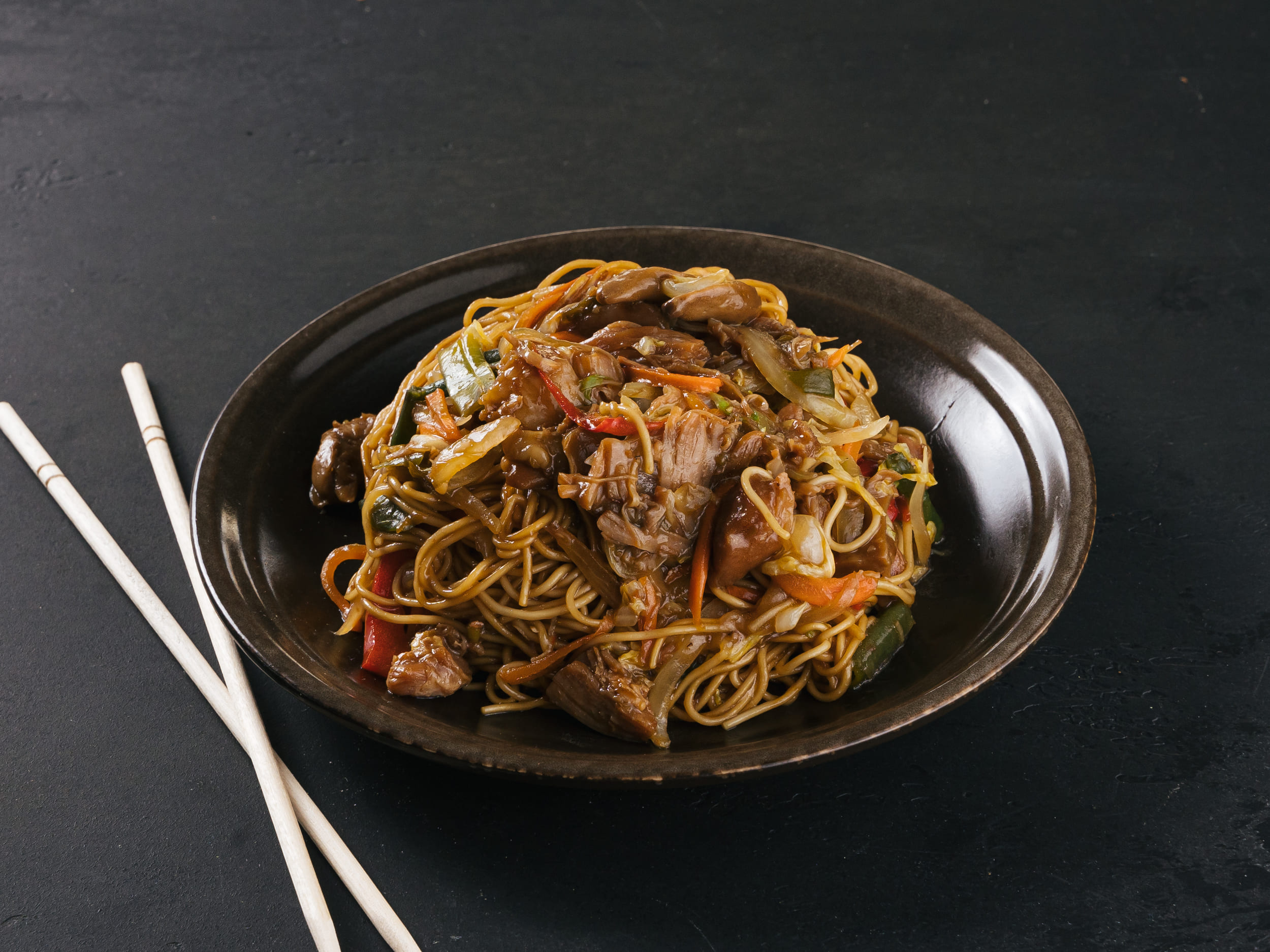 Wok с курицей под соусом терияки