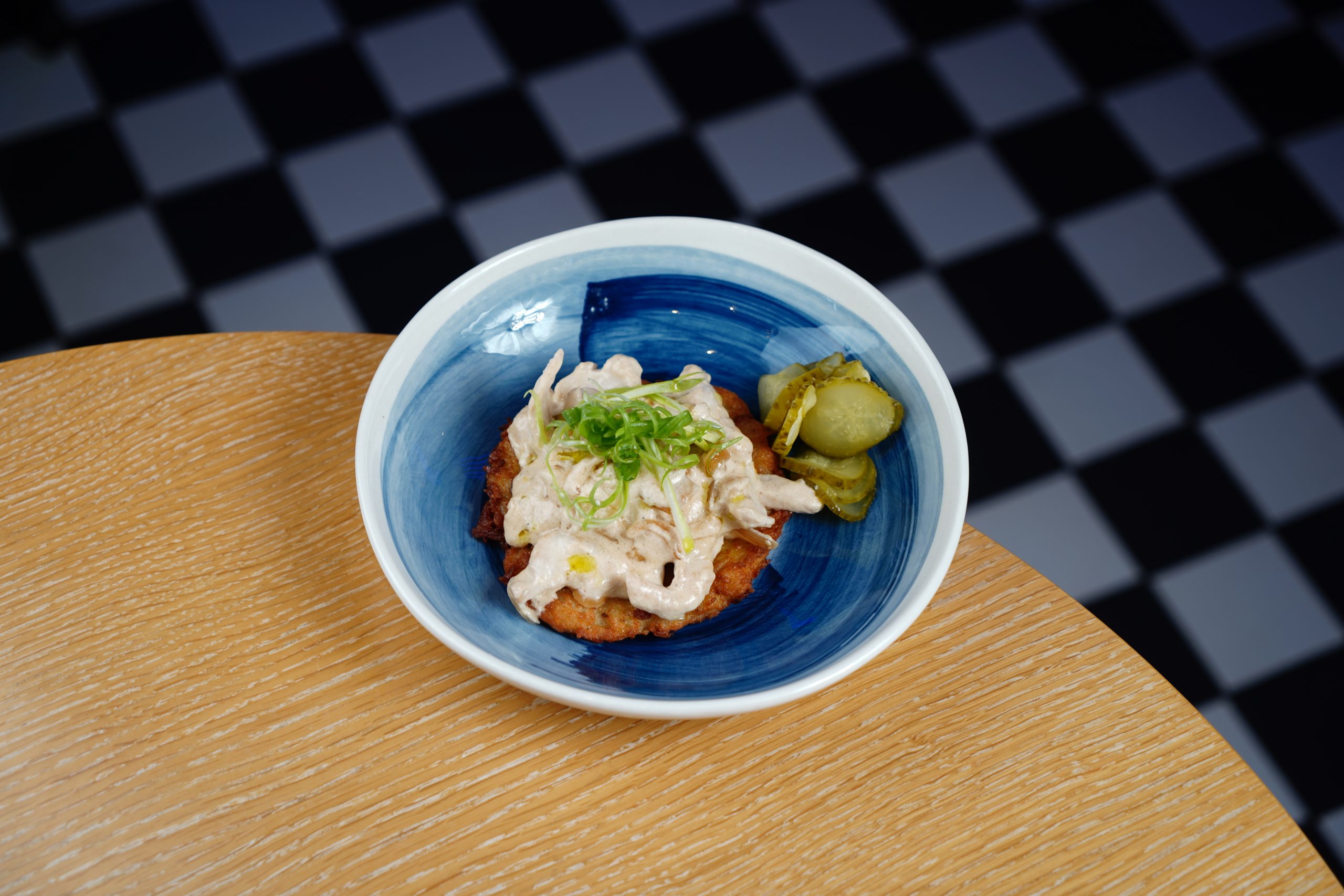 Бефстроганов из куриной грудки с картофельным драником