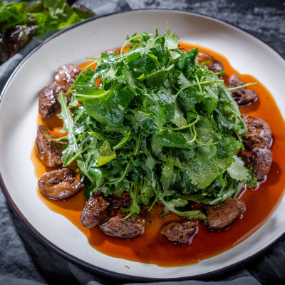 Теплый салат с куриной печенью