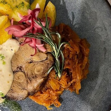 Запечённая свиная шея с тушёной капустой