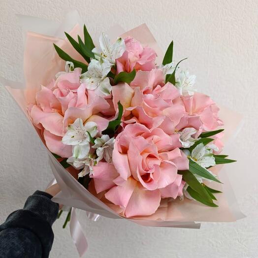 Букет из французских роз и альстромерии