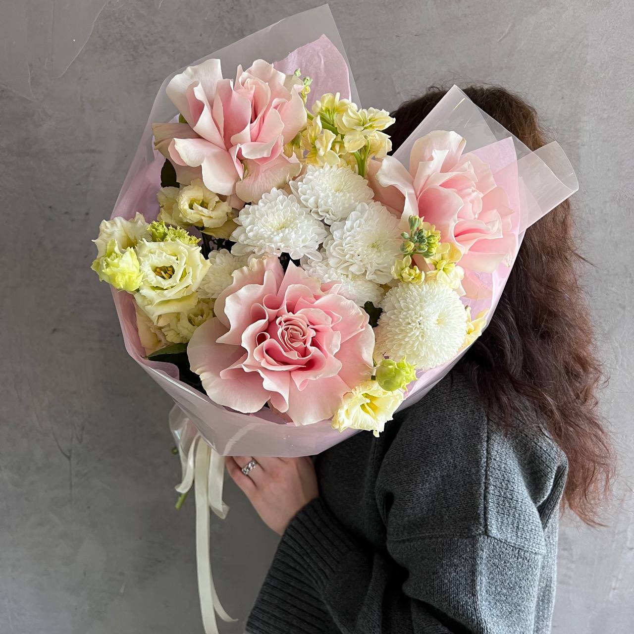 Авторский нежный букет с лимонным лизиантусом и французской розой