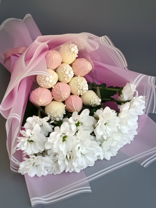 Букет 11 ягод и 3 веточки хризантемы