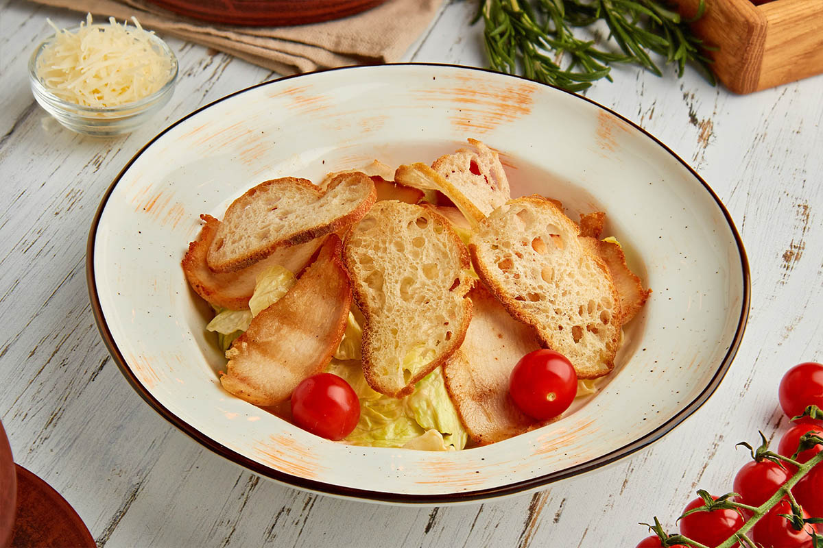 Салат Цезарь с курицей