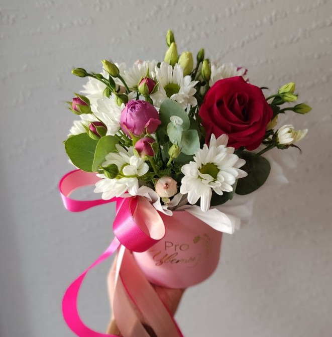 Композиция с розами и хризантемой