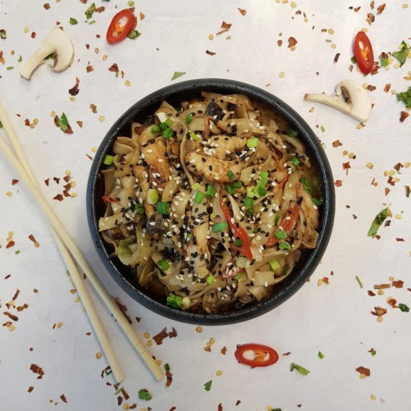 Вок с курицей и грибами