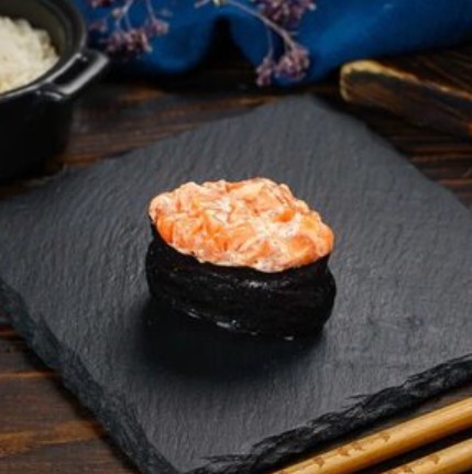 Гункан с лососем