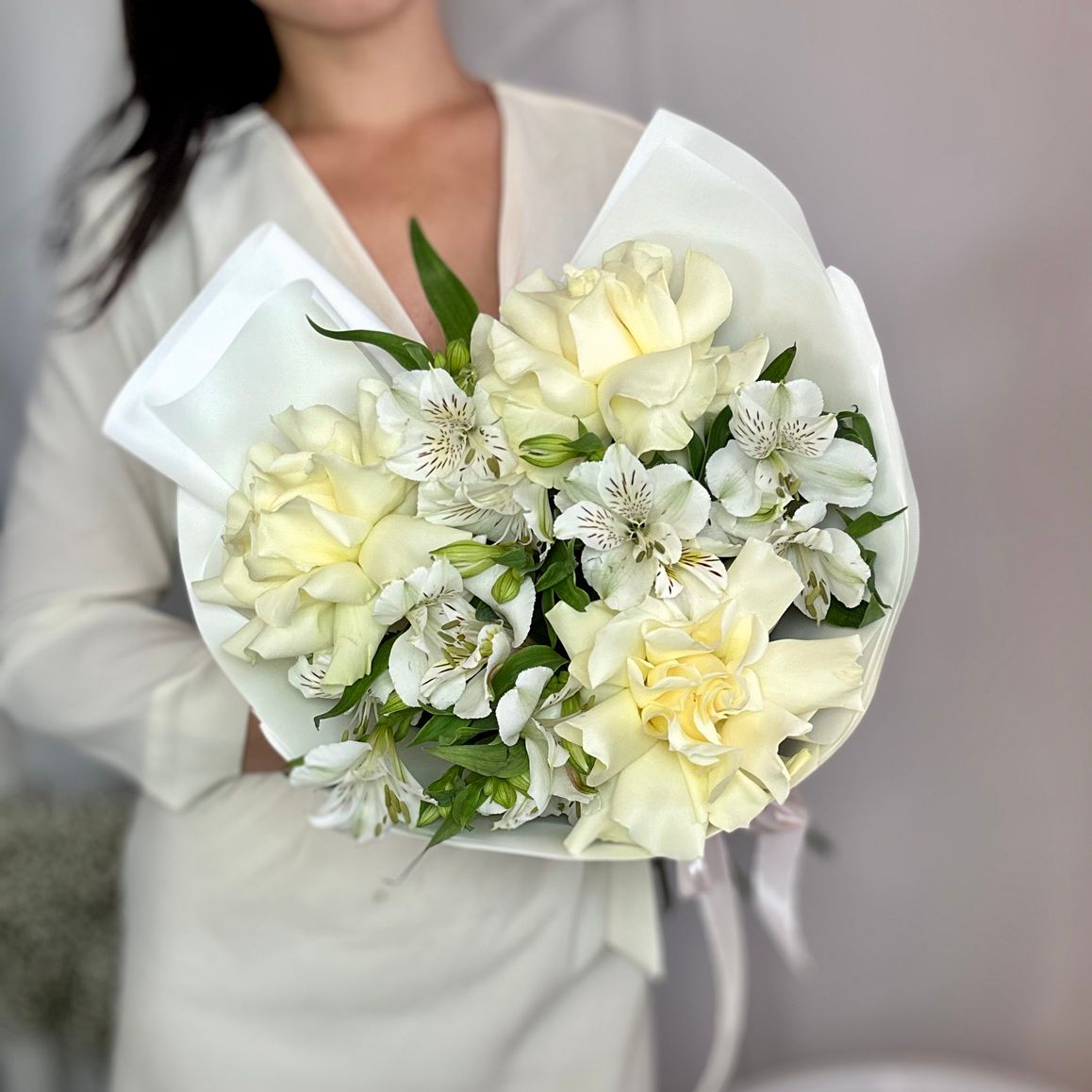 Французские розы Mondial и белая альстромерия