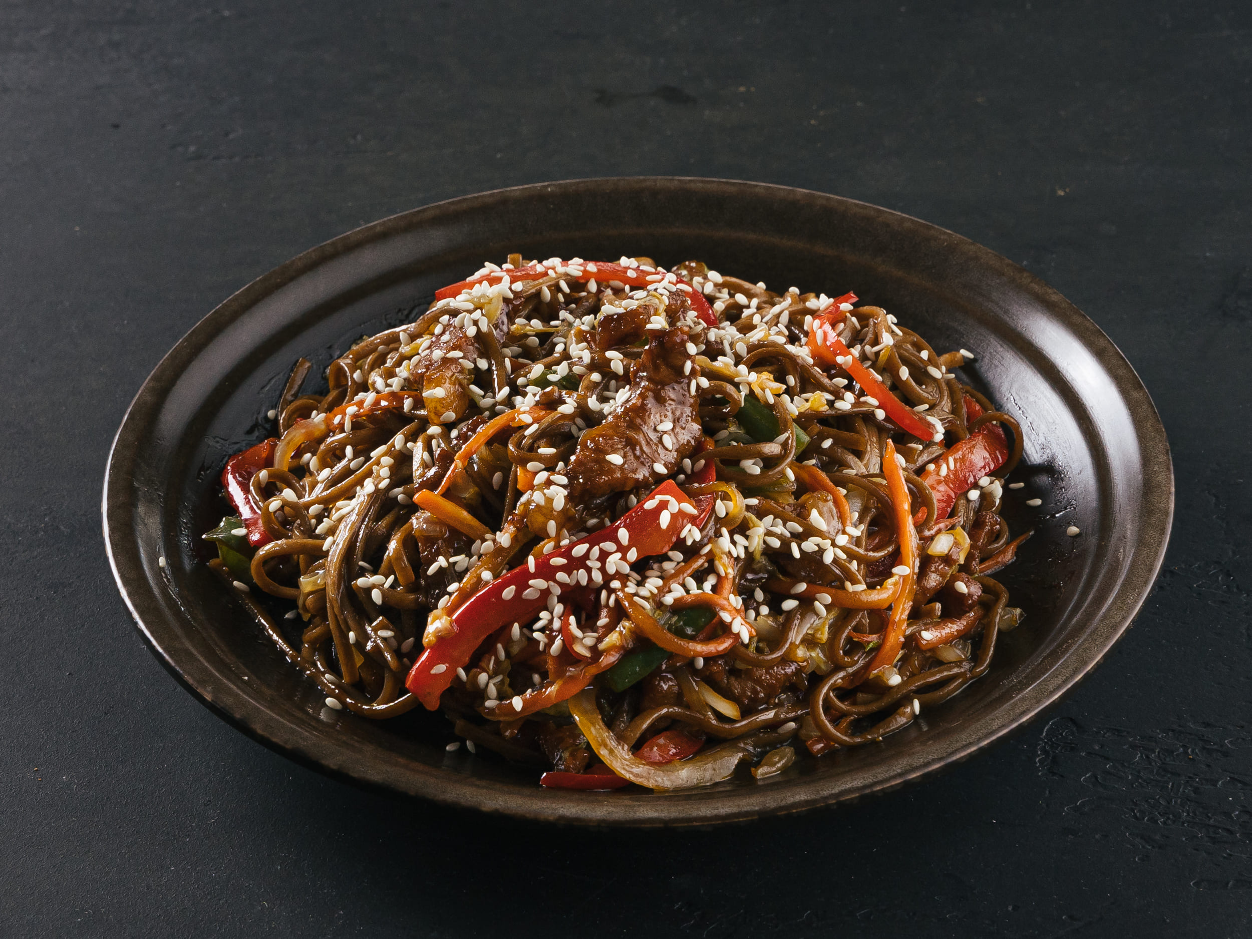 Wok с говядиной под устричным соусом
