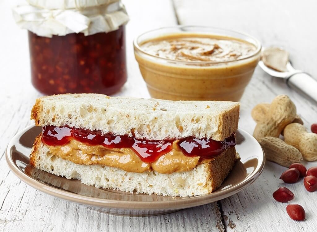 Сэндвич с арахисовой пастой и джемом