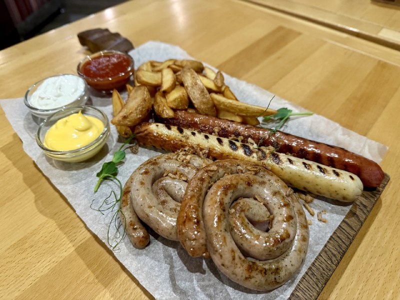 Ассорти колбасок с картофелем