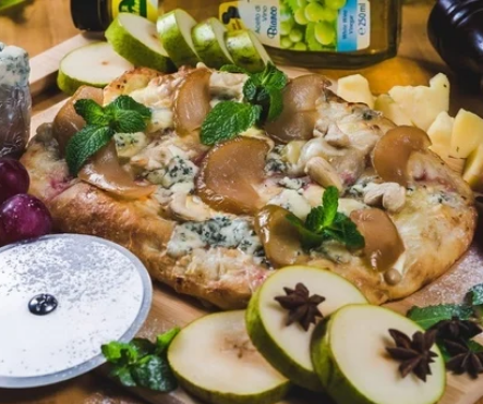 Пицца с грушей и голубым сыром
