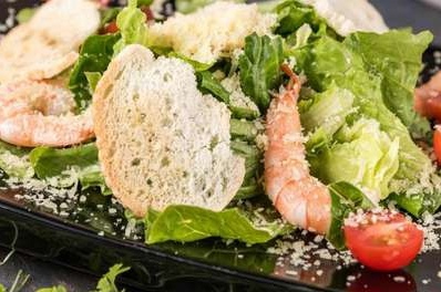 Салат Цезарь с креветками