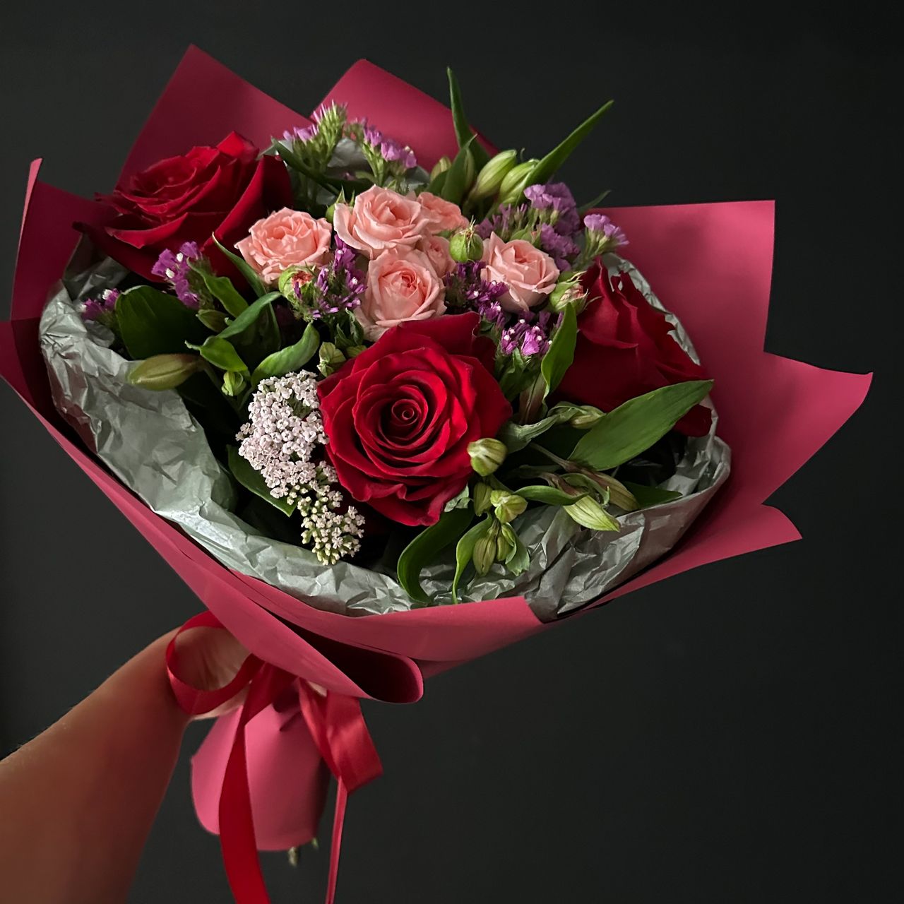 Сборный букет из роз, альстромерии и статицы