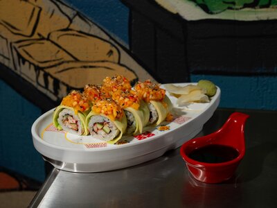 Ролл с угрем, авокадо, огурцом и соусом спайси