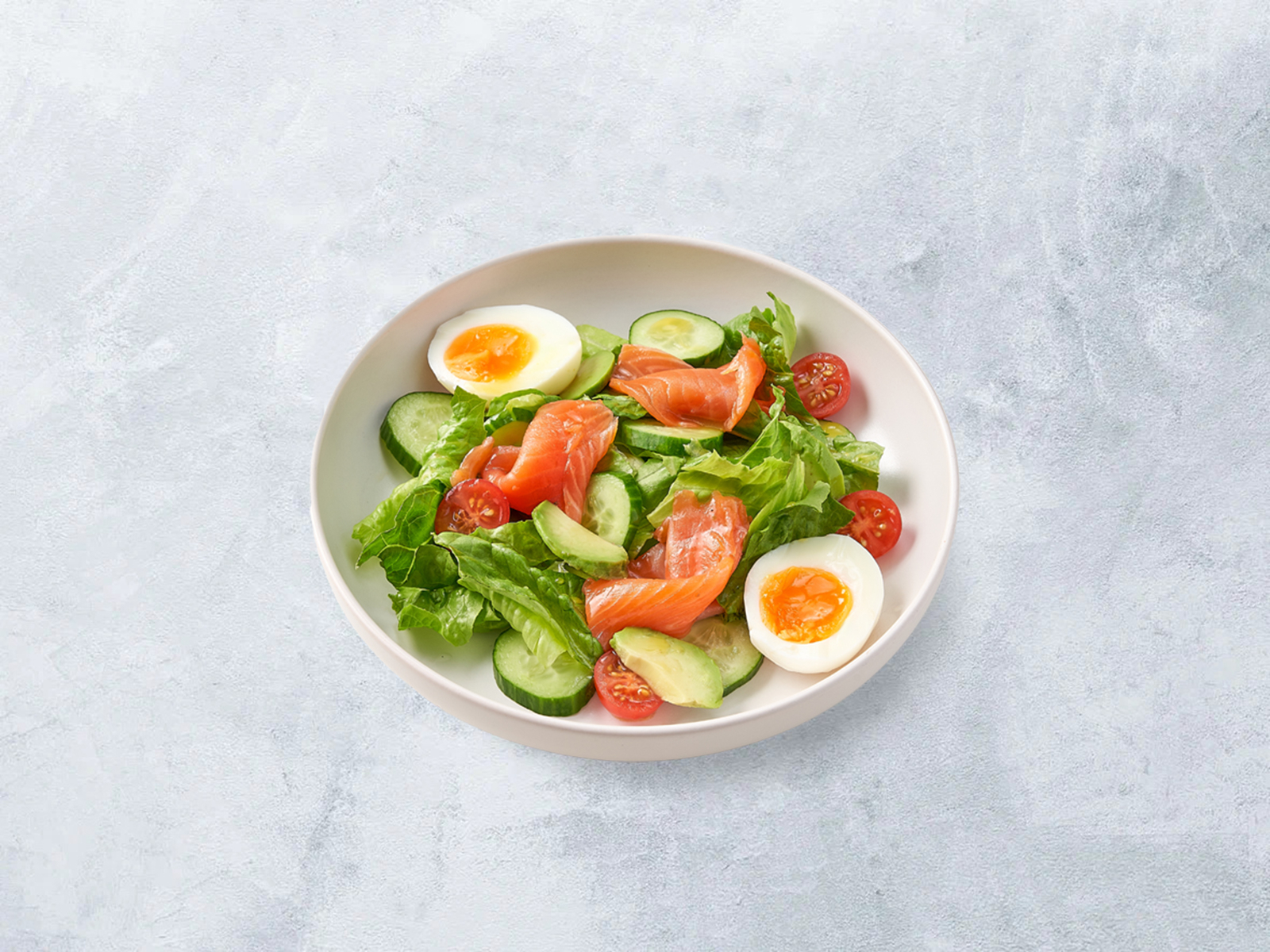 Салат с форелью и апельсиновым соусом.