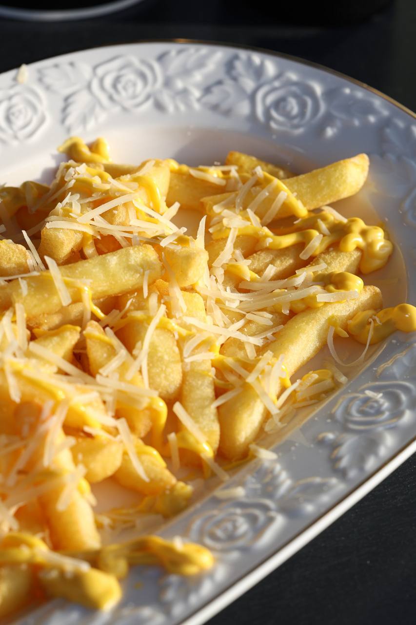 Картофель фри с сырным соусом и пармезаном