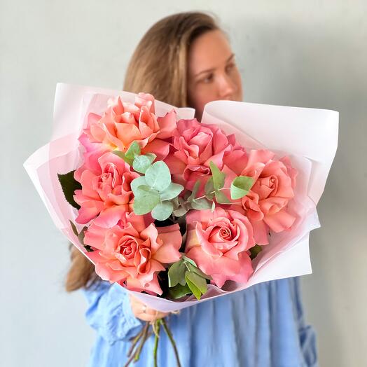 Букет из 7 французских роз с эвкалиптом