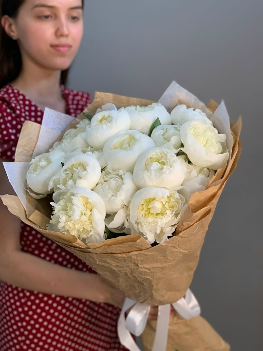 15 белых пионов