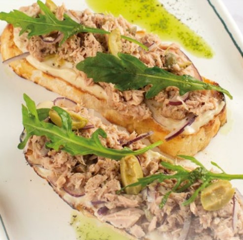 C тунцом, каперсами, оливками и крас. лу