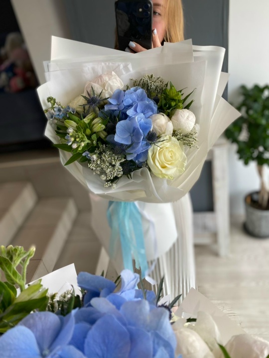Нежнейший букет с розами и гортензией