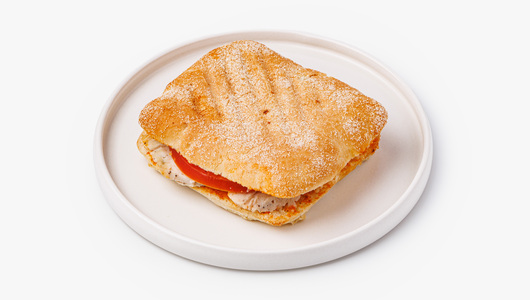 Мини-чиабатта с курицей, пармезаном и соусом копченый Айоли, кафе