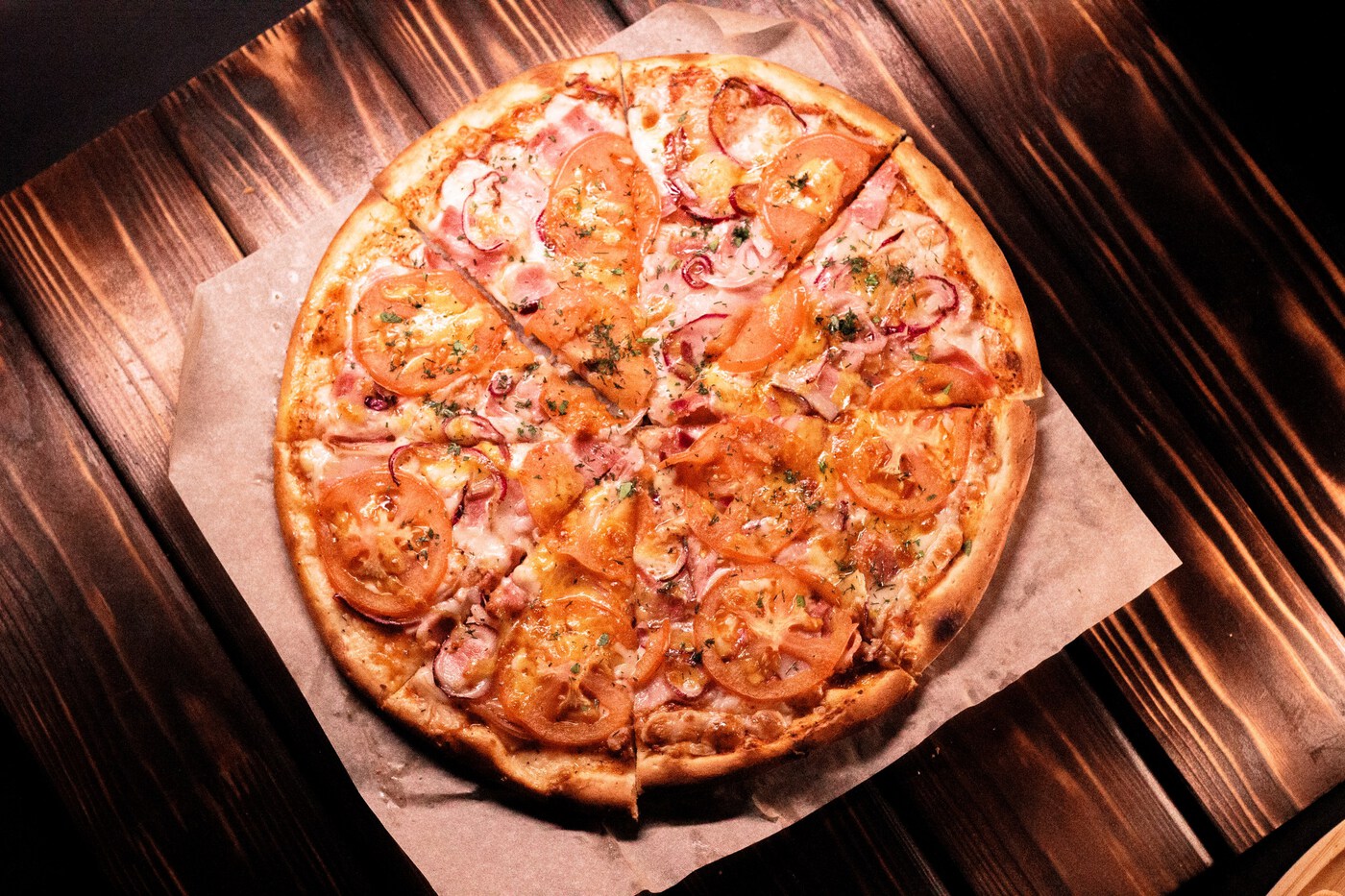 Пицца бекон с помидорами