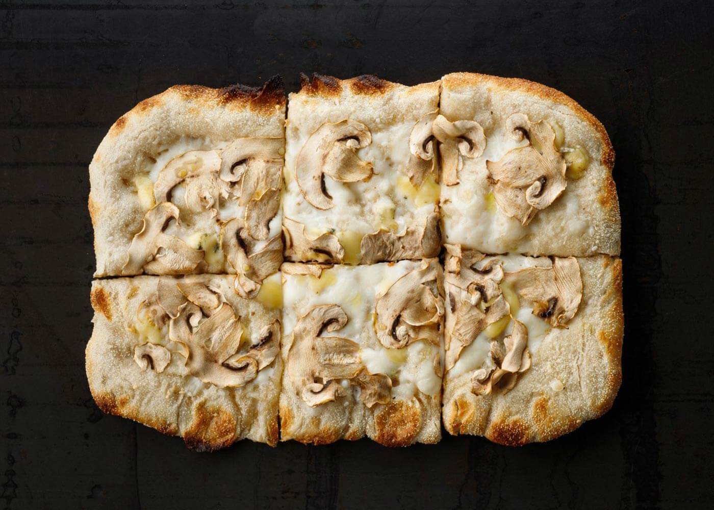 Римская пицца с сыром дорблю и грибами
