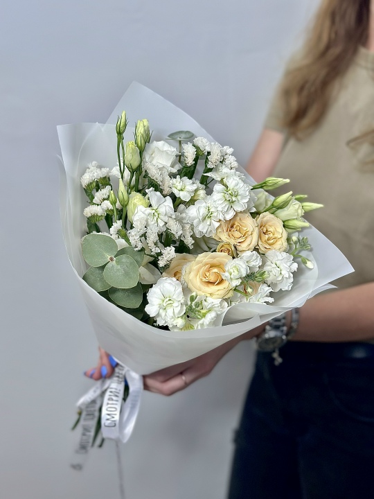 Букет с эустомой и маттиолой «Версаль»