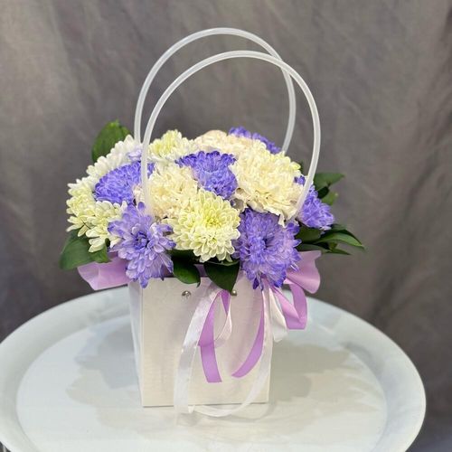 Букет из хризантем с диантусами и зеленью в сумочке (к0052)