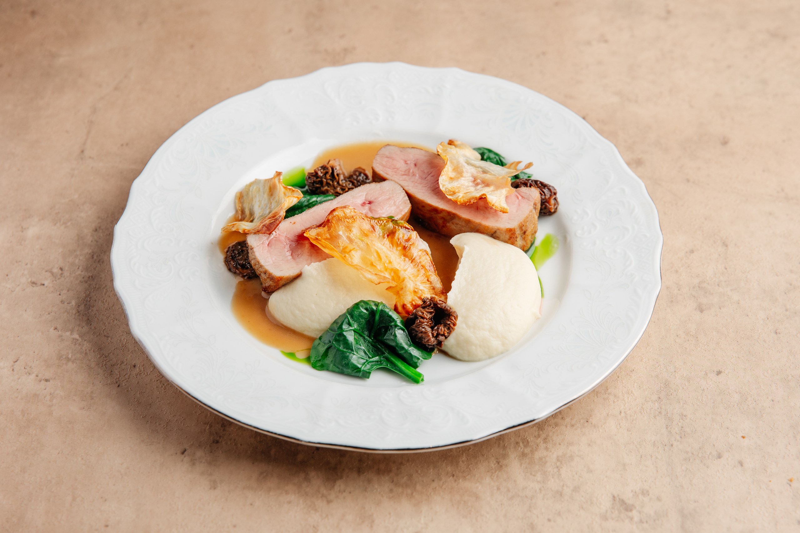 Утиная грудка с кремом из сельдерея и сморчками 