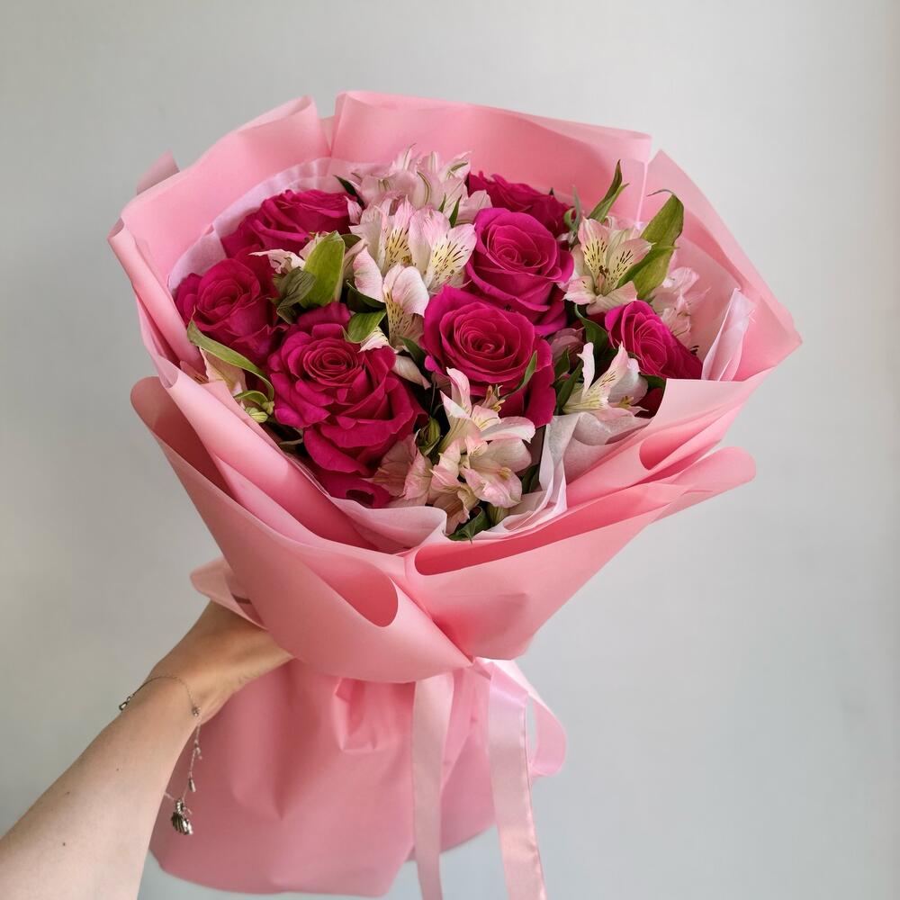 Розы с альстромерией