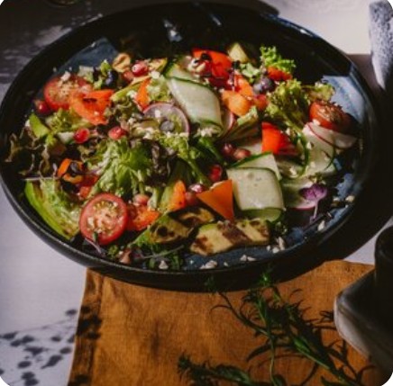 Салат из овощей и авокадо на гриле