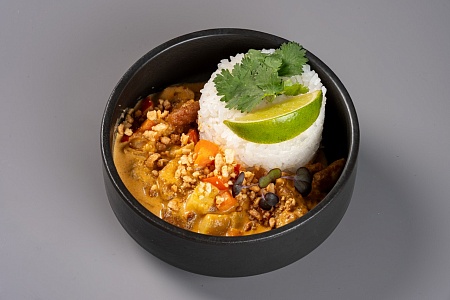Курица карри (гарнир: яичная лапша)