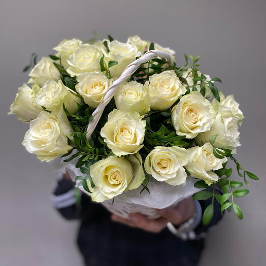 Корзина с белыми розами