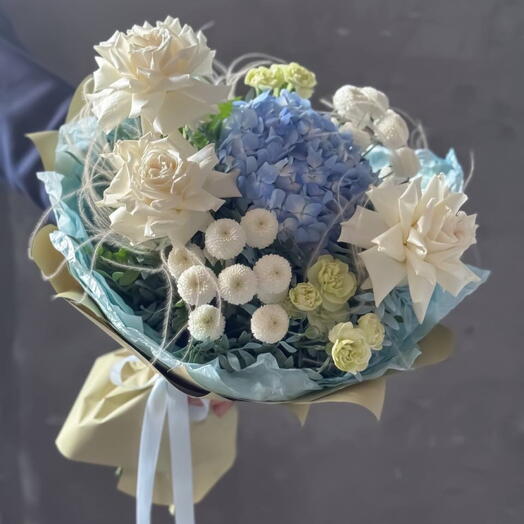 Элегантный букет с голубой гортензией, хризантемой, диантусами и французскими розами