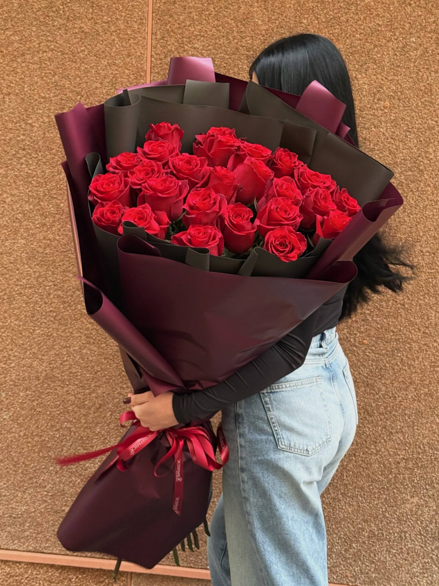 25 премиальных роз в оформлении / 1 м