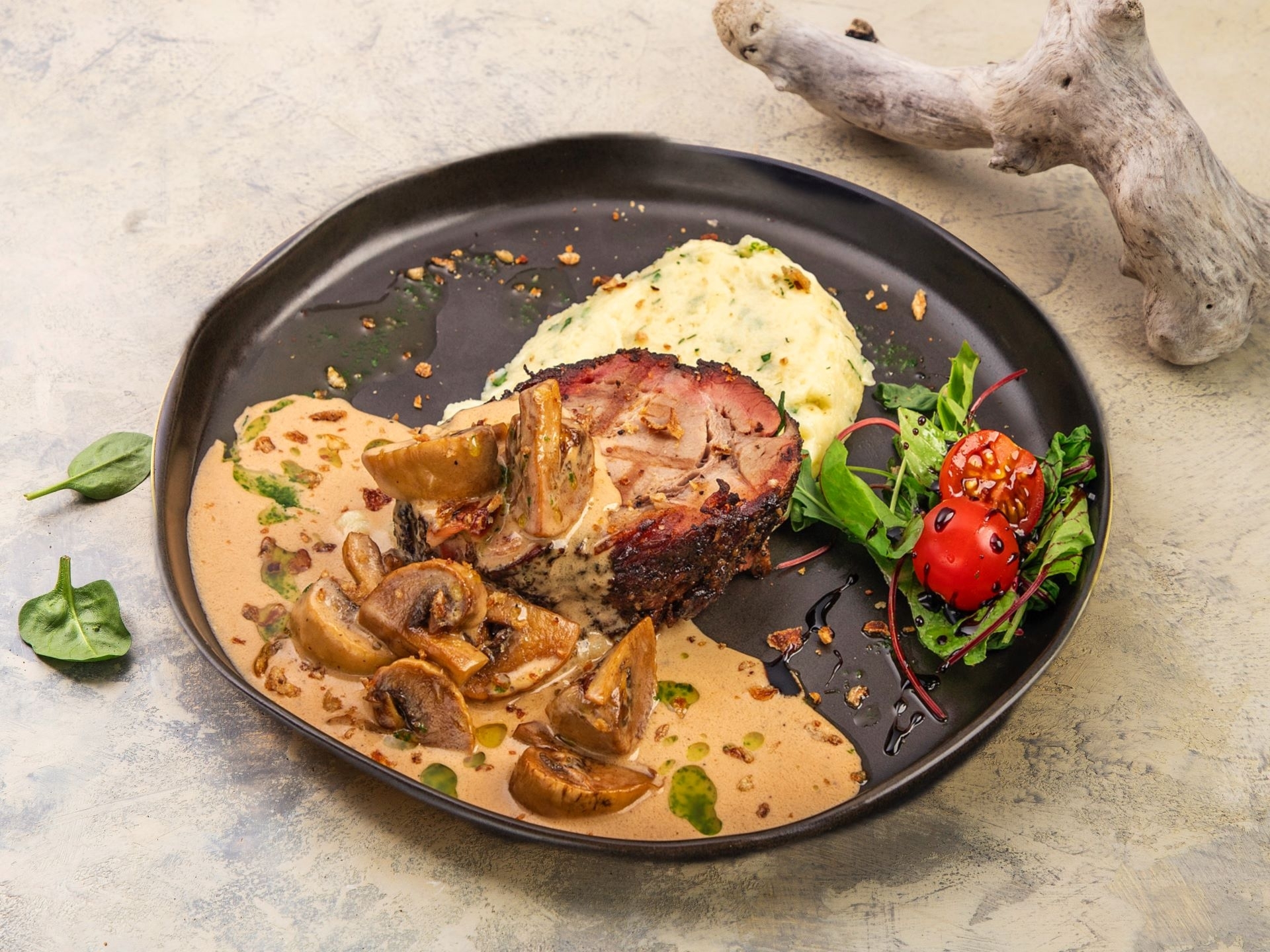 Кусочек мяса из смокера с картофельным пюре со сливочно-грибным соусом