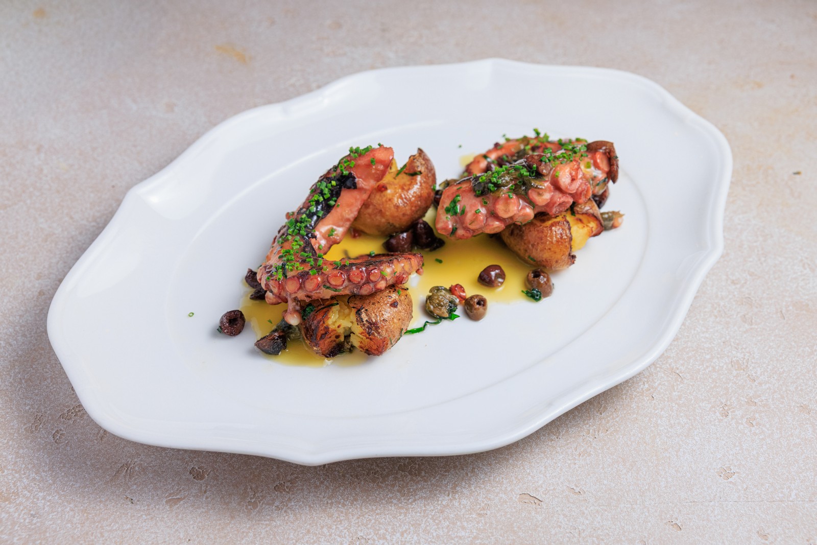 Осьминог с мятым картофелем и каперсами