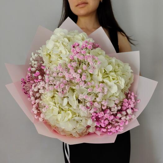 Букет из белых гортензий и нежно-розовой гипсофилы