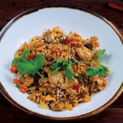 Жареный рис с яйцом и цыпленком