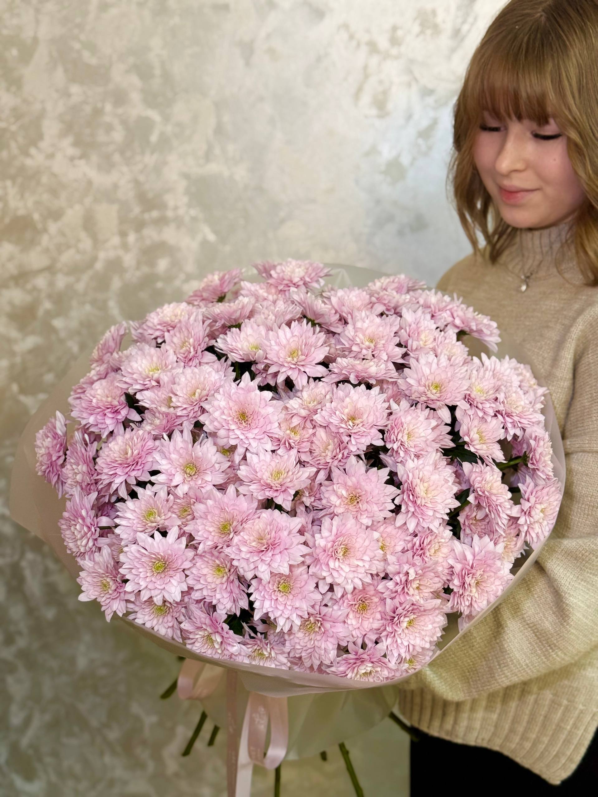 25 веточек пудровых кустовых хризантем