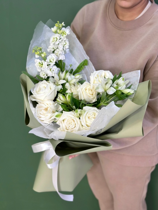 Букет с эквадорскими розами ,альстромериями и маттиолой